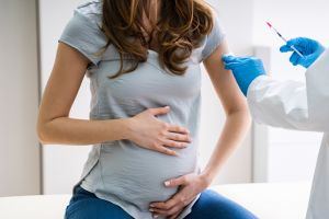 Peran penting vaksin flu bagi ibu hamil & menyusui, cegah risiko sakit