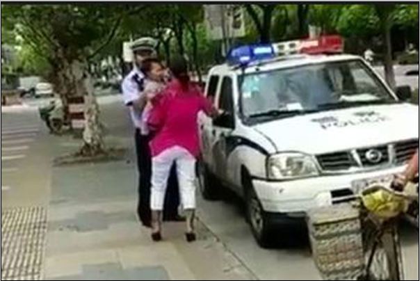Video viral polisi banting ibu yang menggendong balita hingga terjatuh