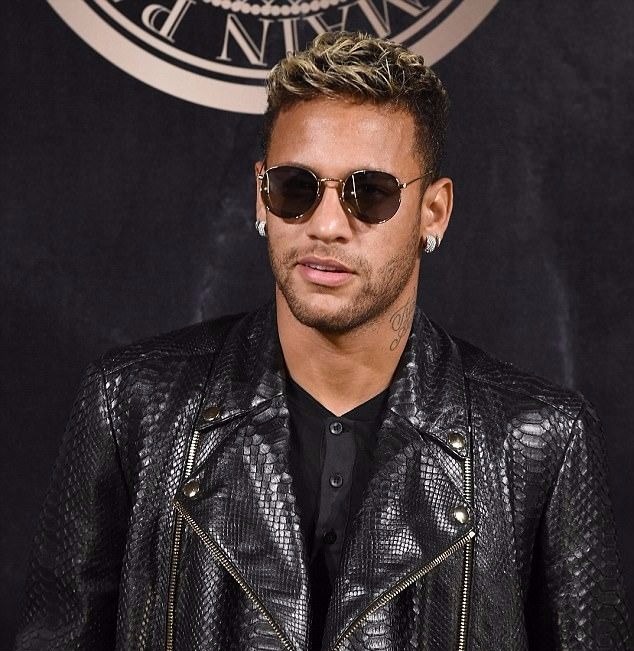 Tampil di catwalk Paris Fashion Week, Neymar banting stir jadi model?