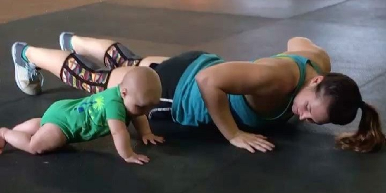 Olahraga tidak pandang umur, bayi sudah bisa push up sendiri