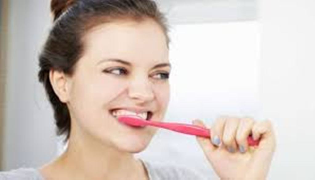 Ternyata ini bahaya jika kamu sering buang busa sikat gigi ke toilet
