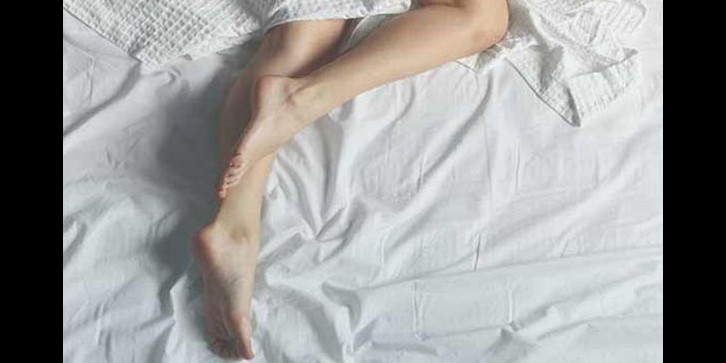 Sering goyangkan kaki sebelum tidur? Mungkin kamu idap sindrom ini 