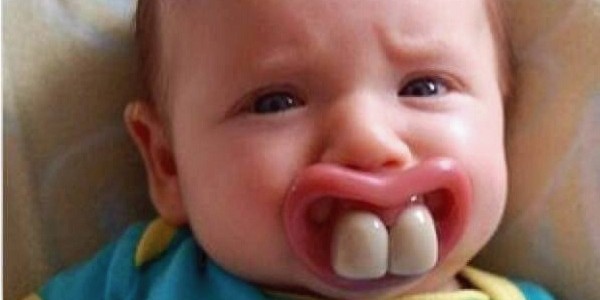 10 Potret lucu saat bayi pakai dot dengan bentuk kreatif
