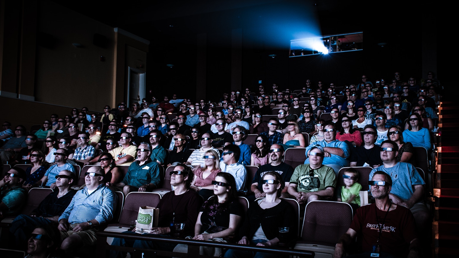 5 Cara jadi penonton bioskop yang baik, nggak katrok dan malu-maluin