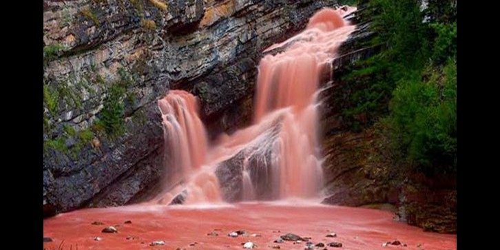 Fenomena air terjun berubah warna menjadi merah ini menakjubkan