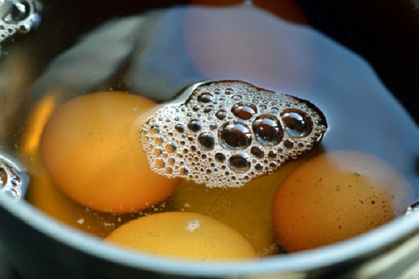 Cara masak telur ini unik abis, direbus pakai air seni perjaka