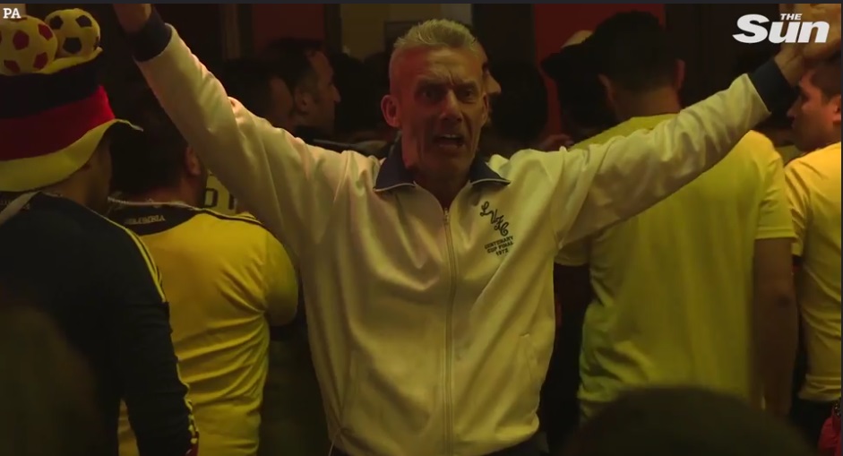 Fans Inggris ini masuk ke bar suporter Kolombia dan rayakan kemenangan