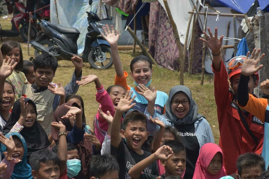 Beredar foto Awkarin jadi relawan korban gempa dan tsunami Palu