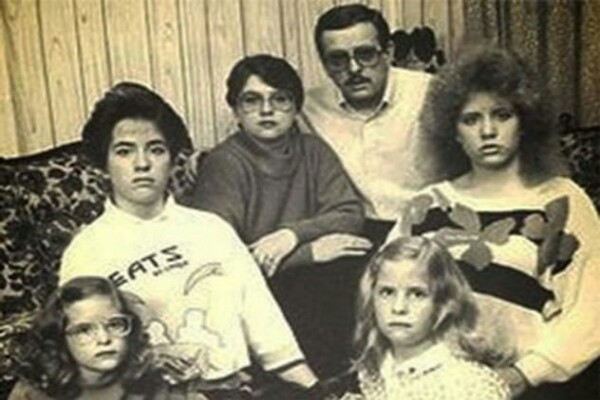4 Keluarga ini tinggal di rumah paling berhantu, persis dalam film!