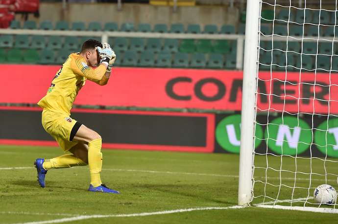 Kiper Ascoli melakukan blunder dengan mendrible bola ke gawang sendiri