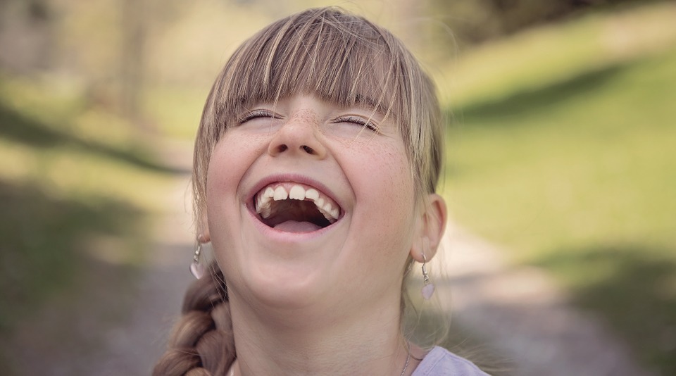 7 Manfaat tertawa untuk kesehatan, bakal membuatmu jauh lebih baik lho