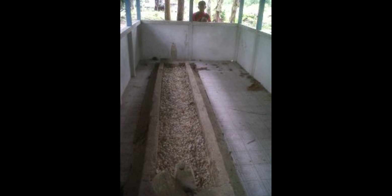 Makam raja di Sintang Kalbar ini memprihatikan, panjangnya 8 meter