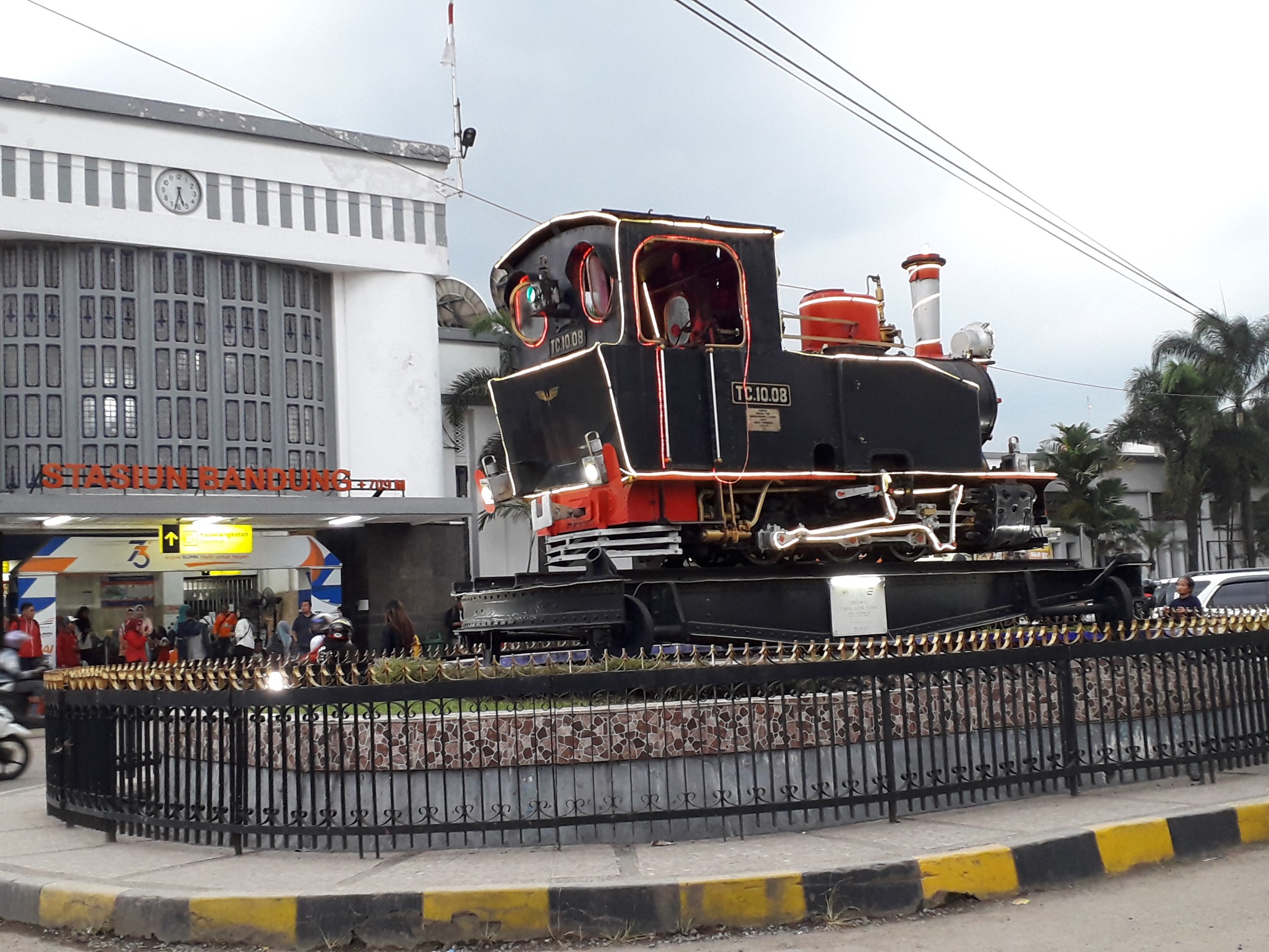 4 Fakta mengenai Monumen Purwa Aswa Purba di Stasiun Bandung