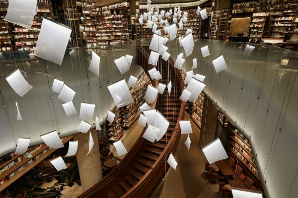 Bak kertas mengambang, lampu gantung di toko buku Cina ini keren abis