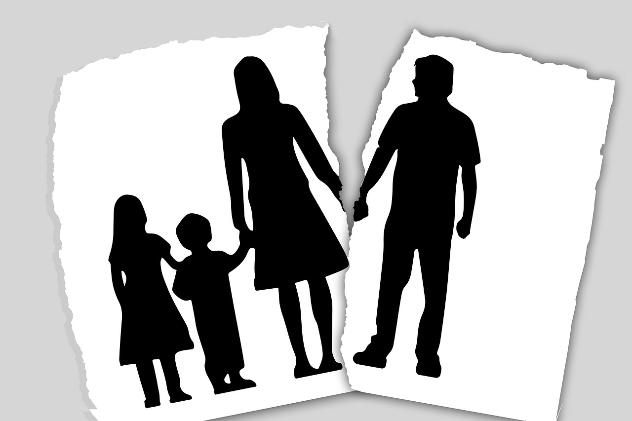 Dampak perceraian orang tua terhadap anak dan cara atasi kesedihannya
