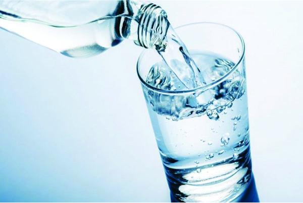 Ini 5 dampak buruk akibat minum air putih berlebihan