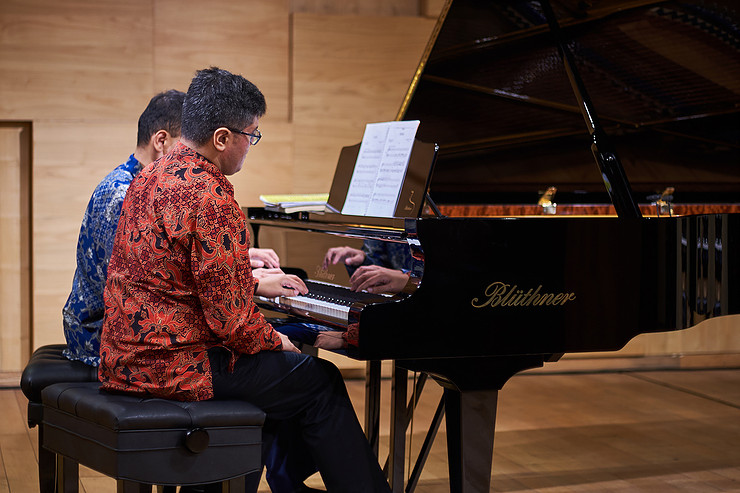 Keselarasan dalam pertunjukan piano empat tangan Aryo & Harimada
