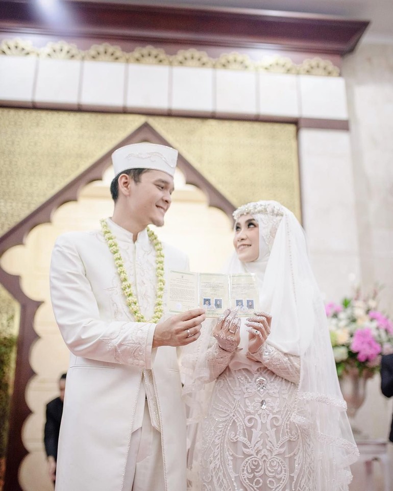 7 Gaun pernikahan muslim syar'i ini bisa jadi referensi