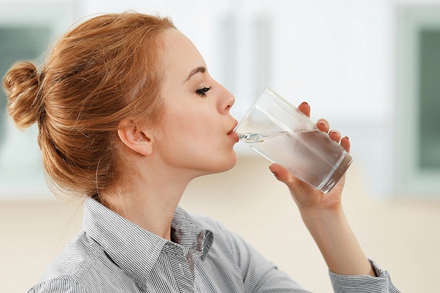Berapa maksimal konsumsi air mineral dalam sehari? Ini penjelasannya