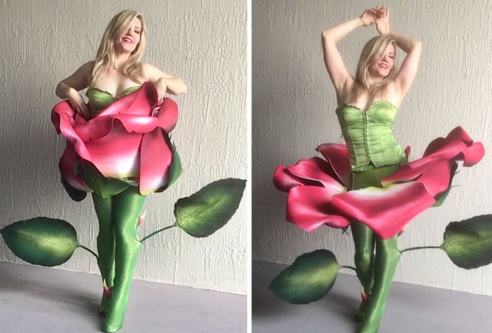 Wow! Kostum bunga mawar ini terbuat dari busa dan engsel tutup toilet