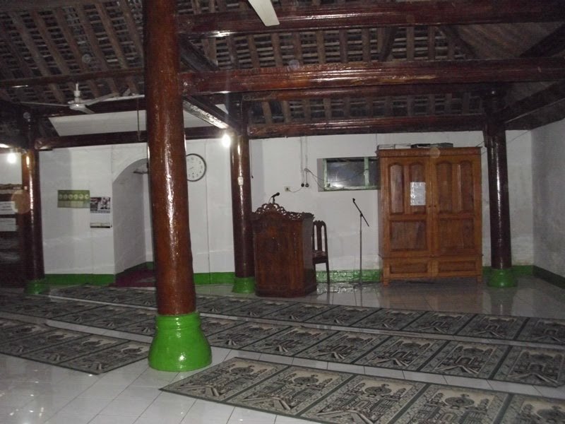 Keunikan masjid kuno di Banjarnegara, bisa salat di 2 daerah sekaligus