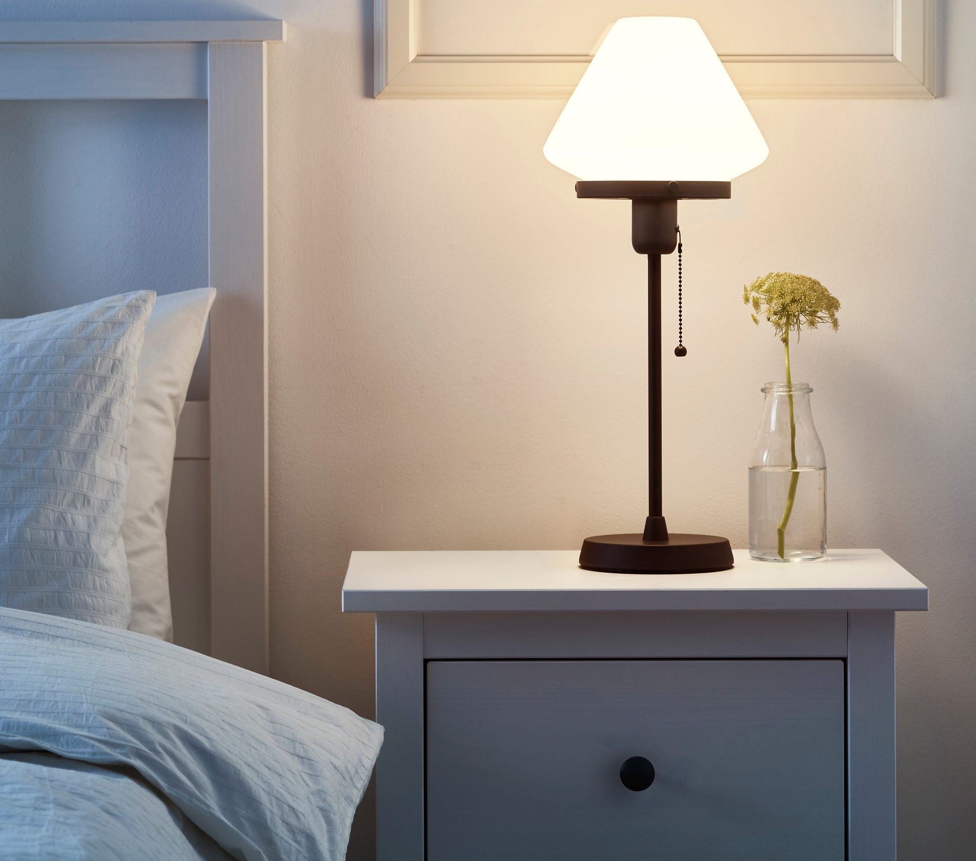 Kenali 5 manfaat lain lampu tidur, gak cuma sebagai penerang ruangan