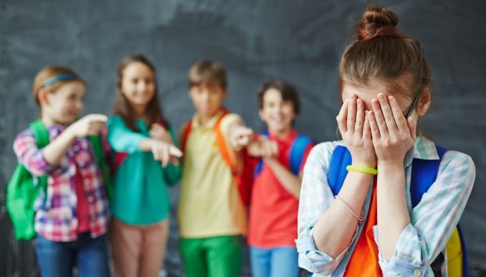 7 Tanda anak jadi korban bullying di sekolah, orang tua harus waspada