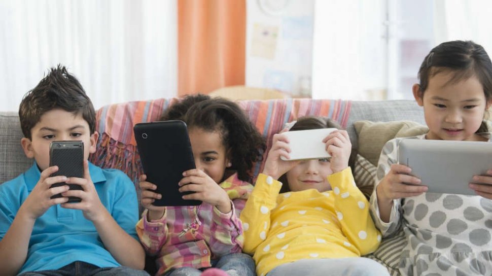 8 Tips mengurangi penggunaan HP pada anak saat Ramadan di rumah saja