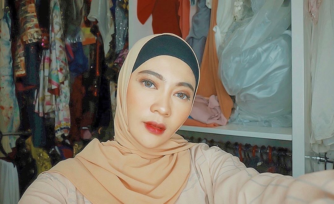 9 Potret Indah Dewi Pertiwi yang makin cantik dalam balutan hijab