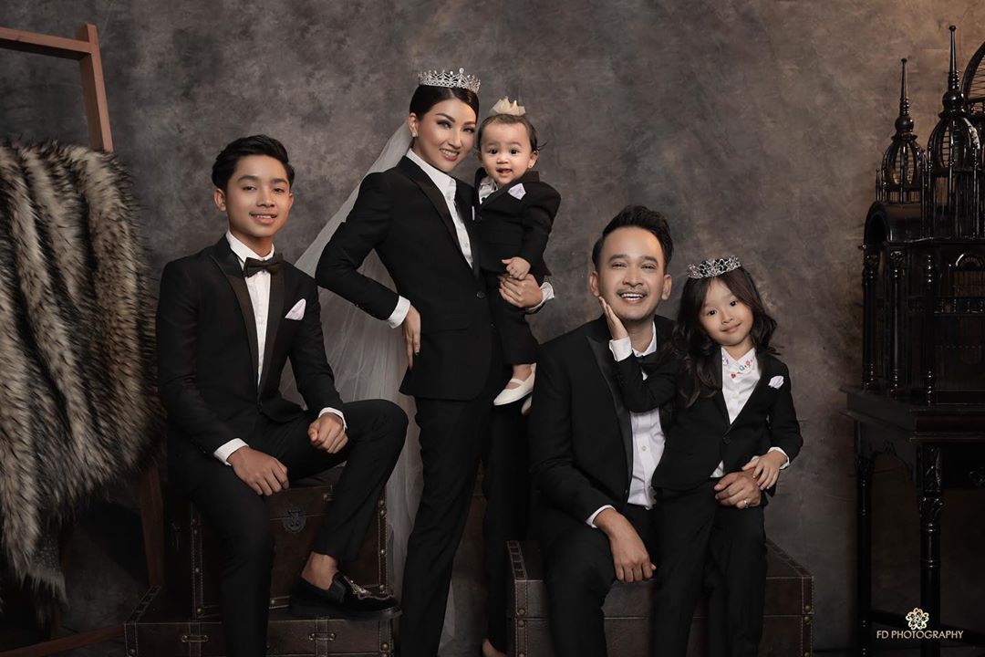 9 Photoshoot keluarga  The Onsu dengan konsep  black suite 