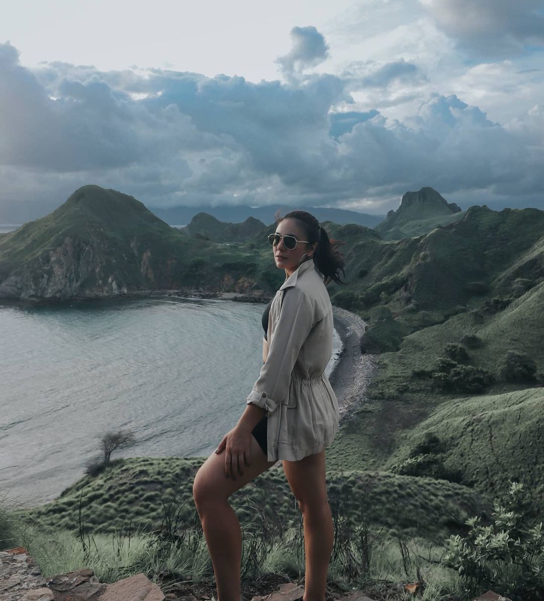Punya body goals, ini 7 foto Wulan Guritno saat liburan ke Labuan Bajo