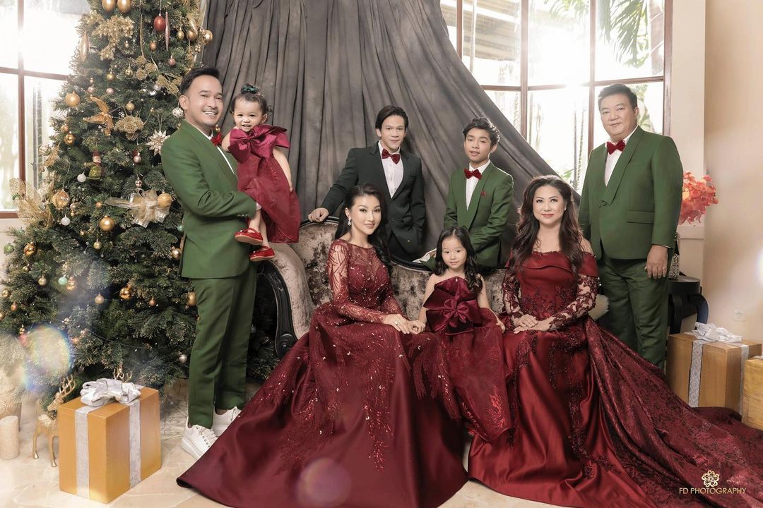 6 Photoshoot The Onsu family ini berkonsep hari Natal yang meriah