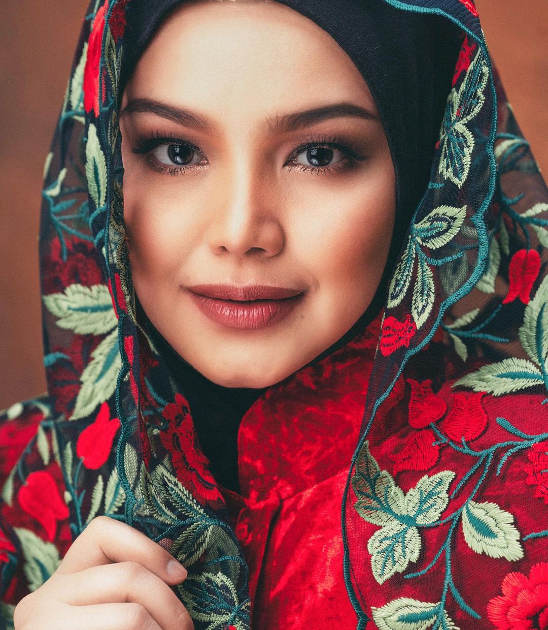 6 Potret baby bump Siti Nurhaliza hamil anak kedua, makin menawan