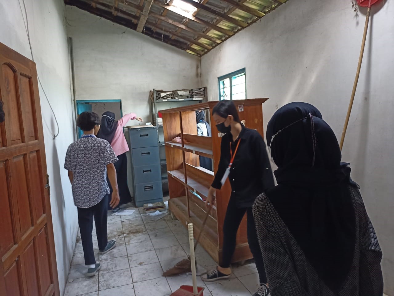 Mahasiswa KKN UM berusaha hidupkan kembali ruang baca di Desa Juwet