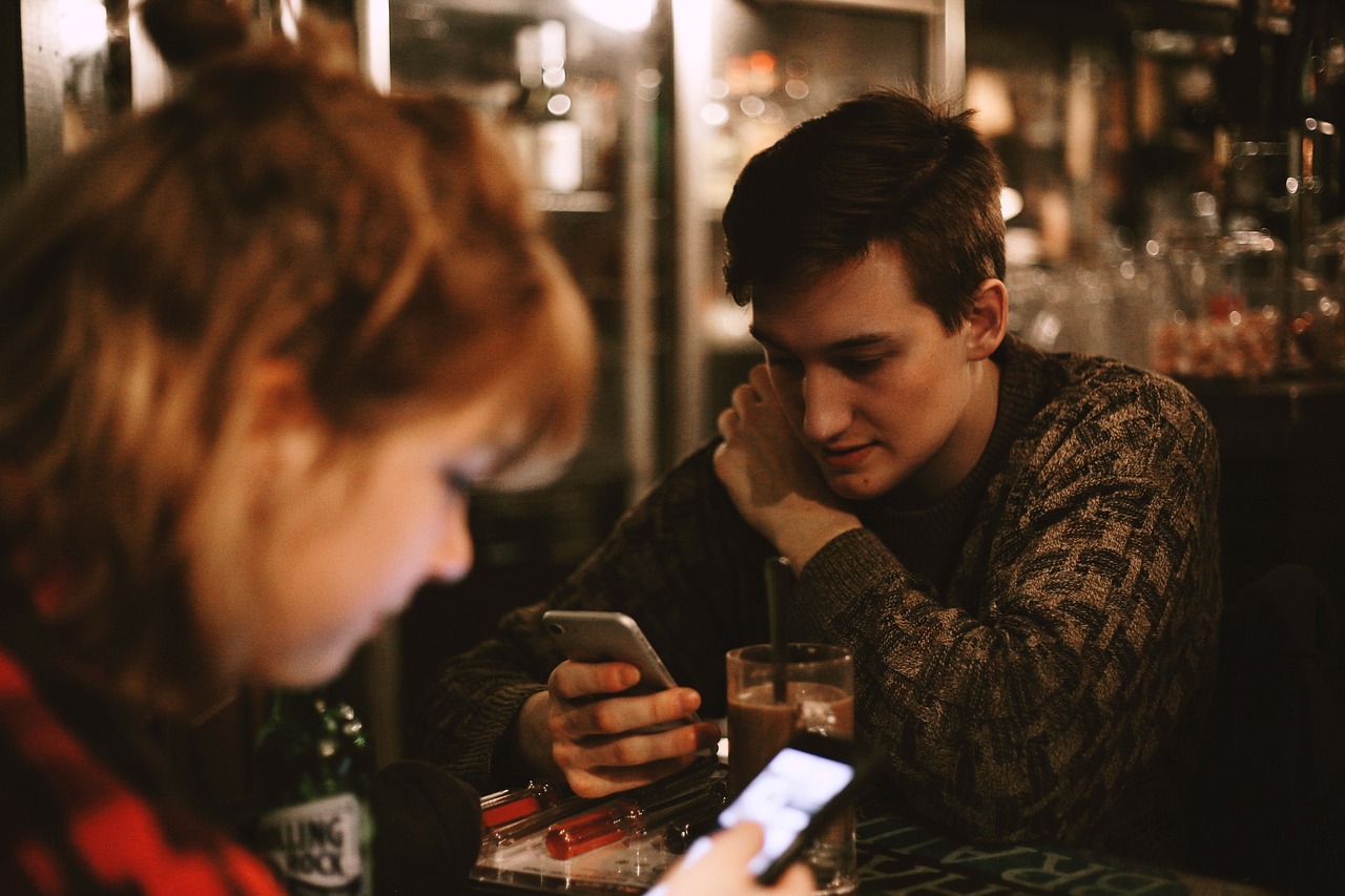 Contoh dampak negatif penggunaan telepon genggam dalam interaksi sosial adalah