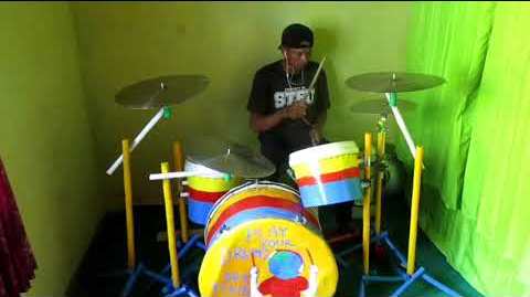 Aksi Janu Fitriadi dengan drum buatan nya