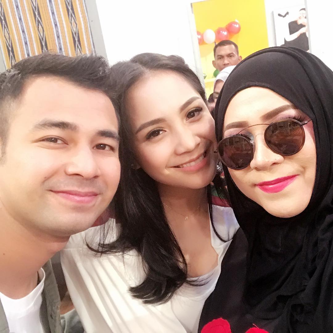 https://www.instagram.com/melly_goeslaw/