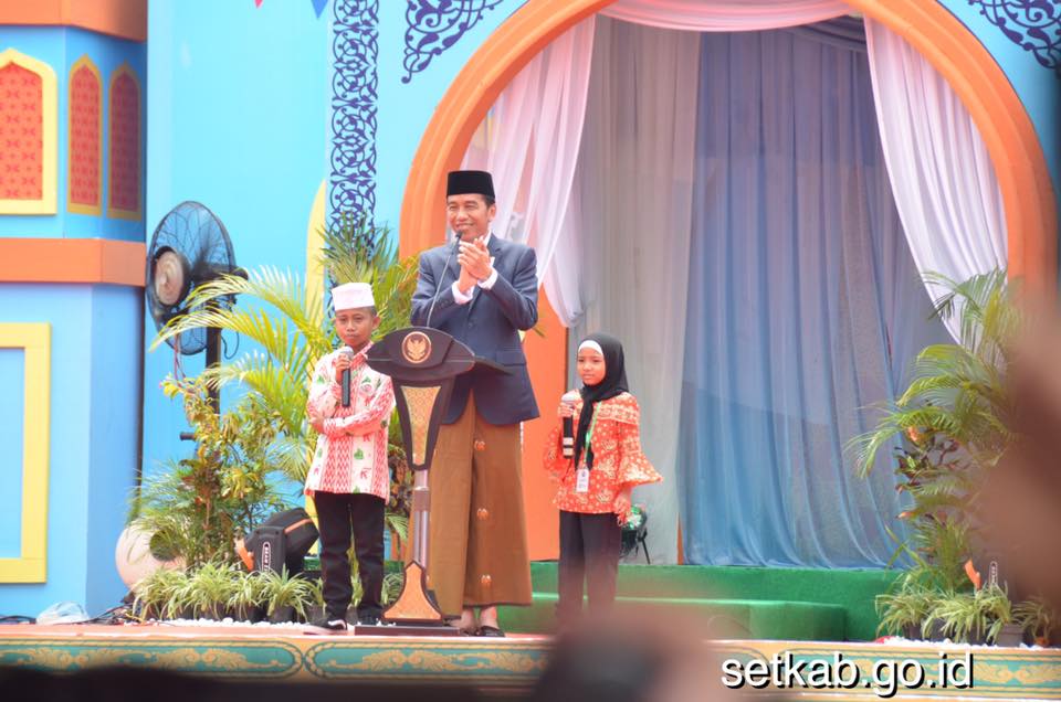 7 Momen saat Presiden Jokowi memakai sarung, sederhana banget