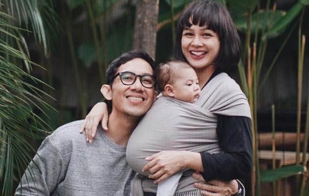 Ini lho cara unik Andien menggendong bayi Kawa