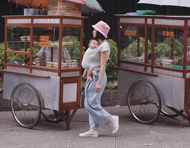 Ini lho cara unik Andien menggendong bayi Kawa