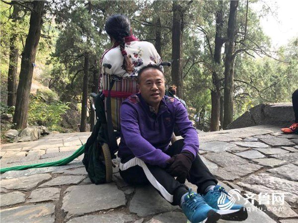 Kisah suami gendong istri usai koma 16 tahun daki gunung ini haru