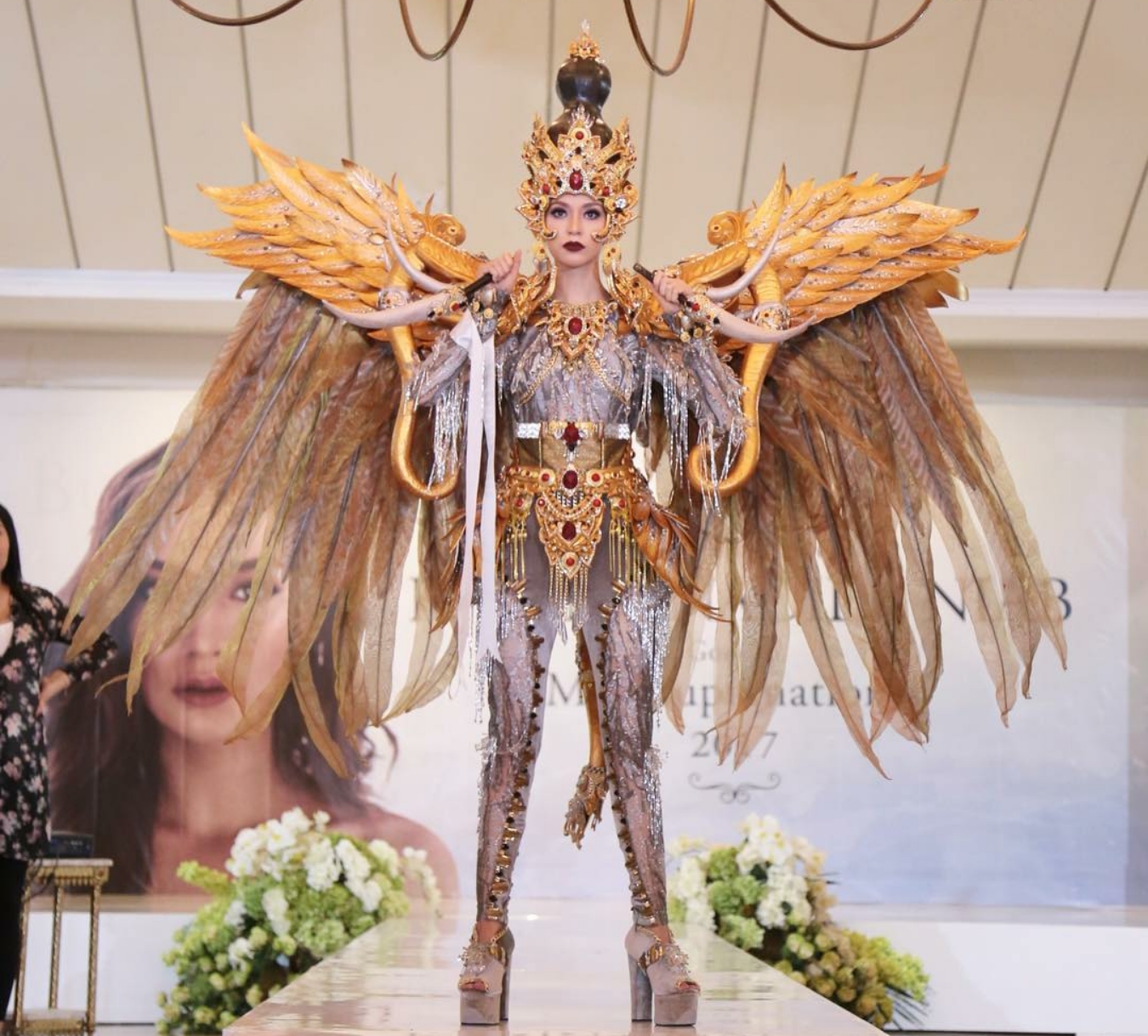 National costume Lembuswana (Sumber: Instagram/officialputeriindonesia)