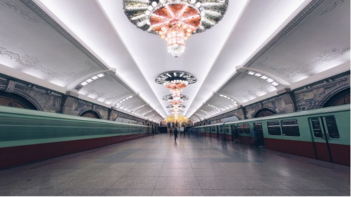 10 Potret stasiun kereta bawah tanah Korut, mewah tapi misterius