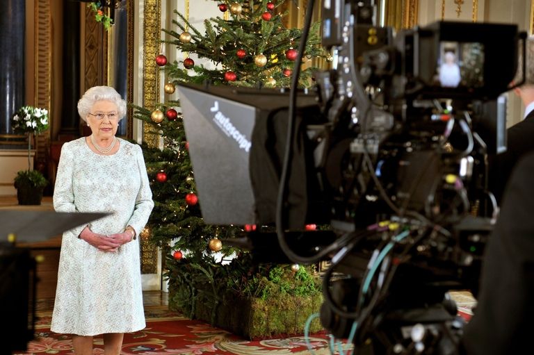 17 Tradisi Natal kerajaan Inggris, dari bikin  ucapan sampai belanja