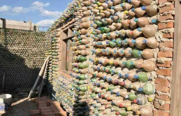 Rumah ini dibangun pakai kombinasi botol bekas, hasilnya keren abis