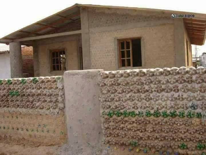 Rumah ini dibangun pakai kombinasi botol bekas, hasilnya keren abis