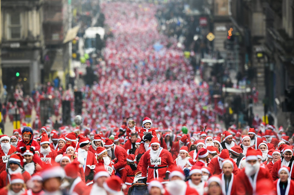 17 Aksi Santa Claus menebar kegembiraan Natal di berbagai negara