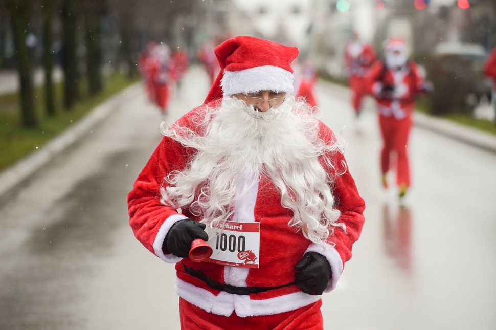 17 Aksi Santa Claus menebar kegembiraan Natal di berbagai negara