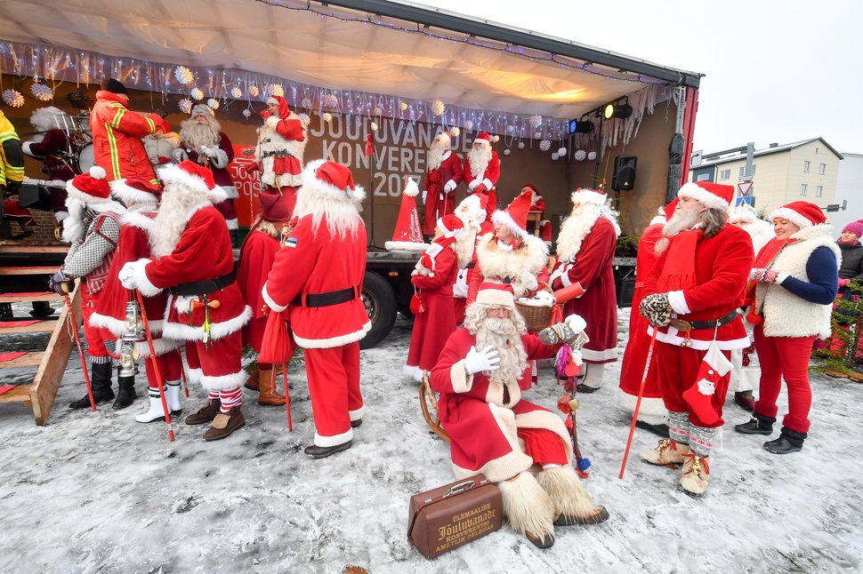 17 Aksi Santa Claus menebar kegembiraan Natal di berbagai negara
