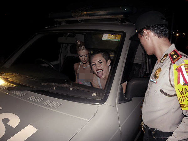 9 foto editan seleb dunia tertangkap polisi